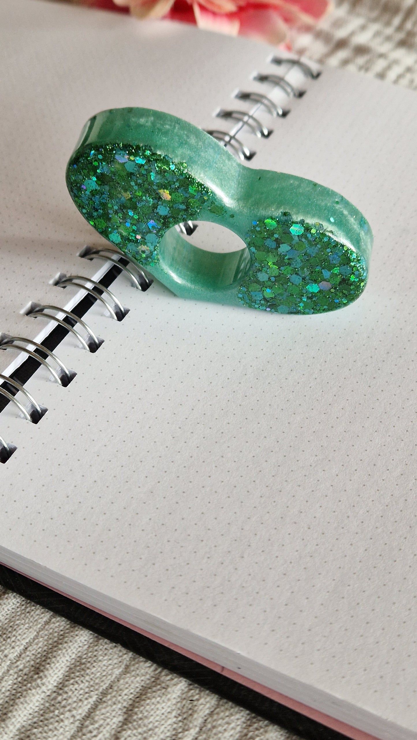 Buchseitenhalter aus Resin in versch. Farben