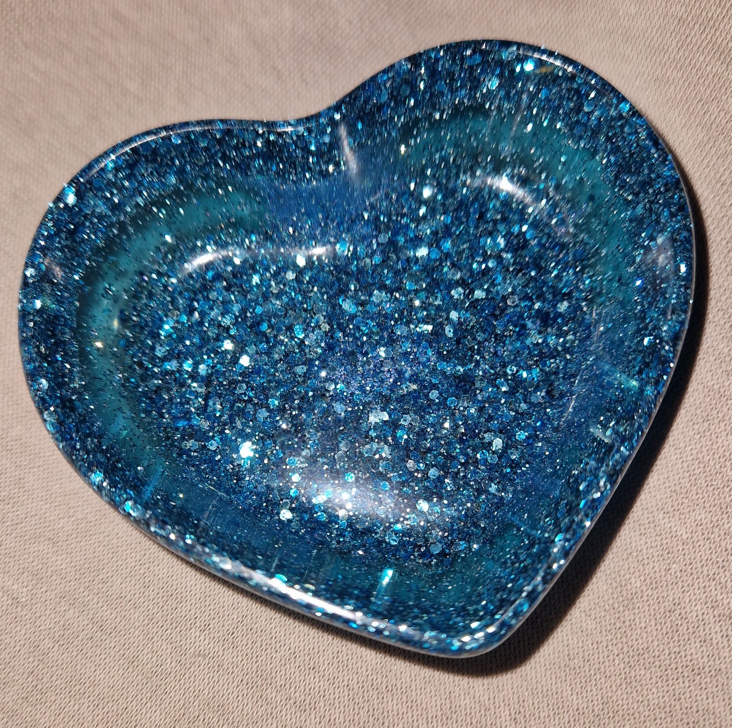 Kleine Herzschale aus Epoxidharz in versch. Designs
