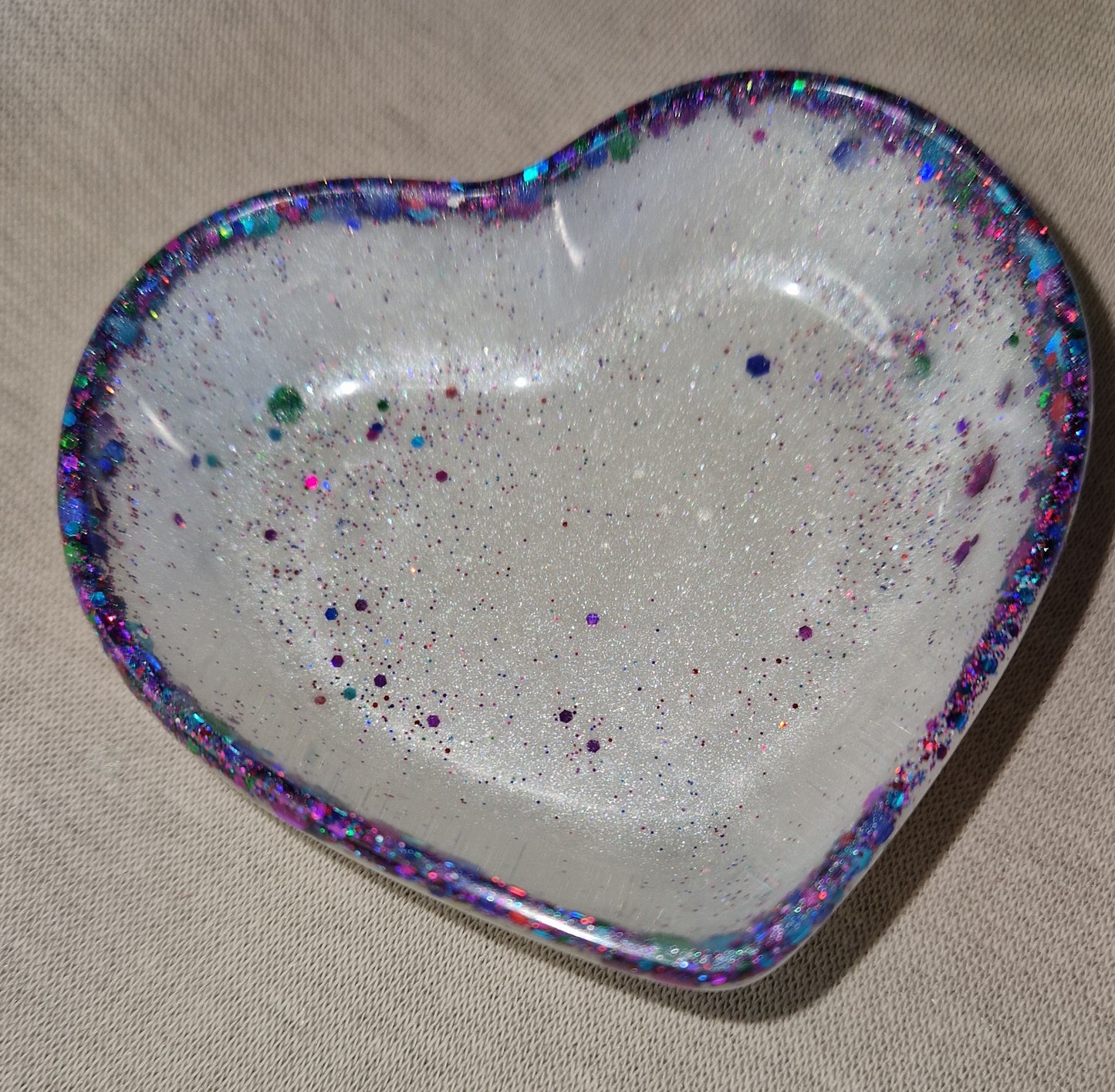 Kleine Herzschale aus Epoxidharz in versch. Designs