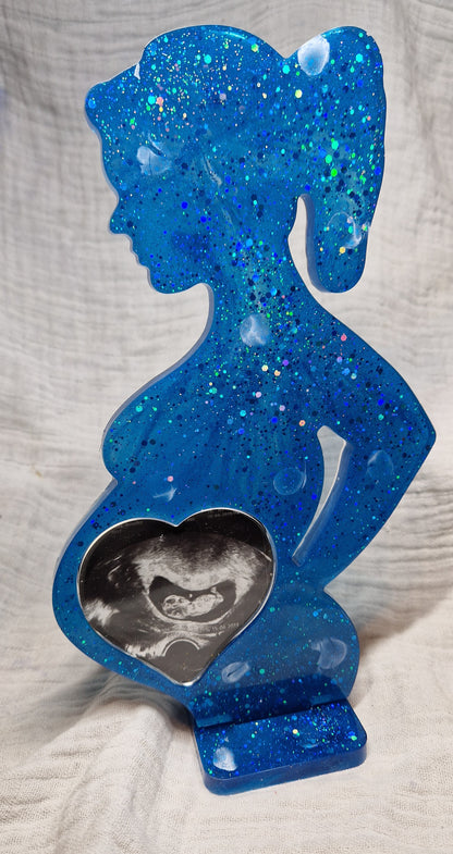 Schwangere Mama mit Baby Aufsteller aus Resin in deiner Wunschfarbe