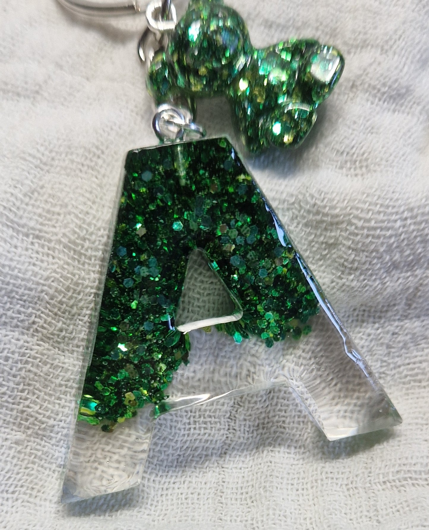 Buchstaben Schlüsselanhänger aus Resin in deiner Wunschfarbe