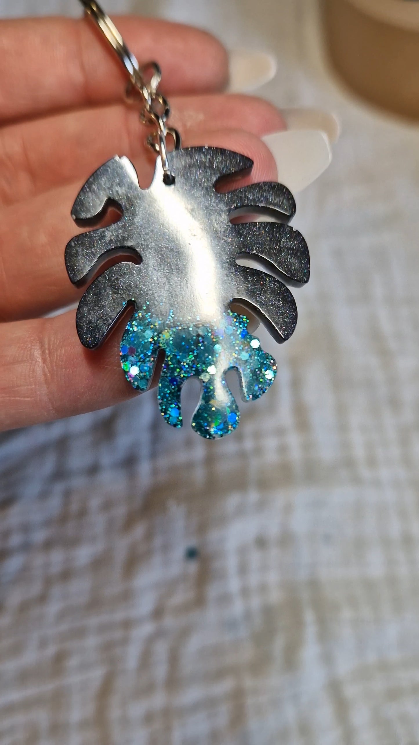 Schlüsselanhänger "Blatt" aus Resin in versch. Designs