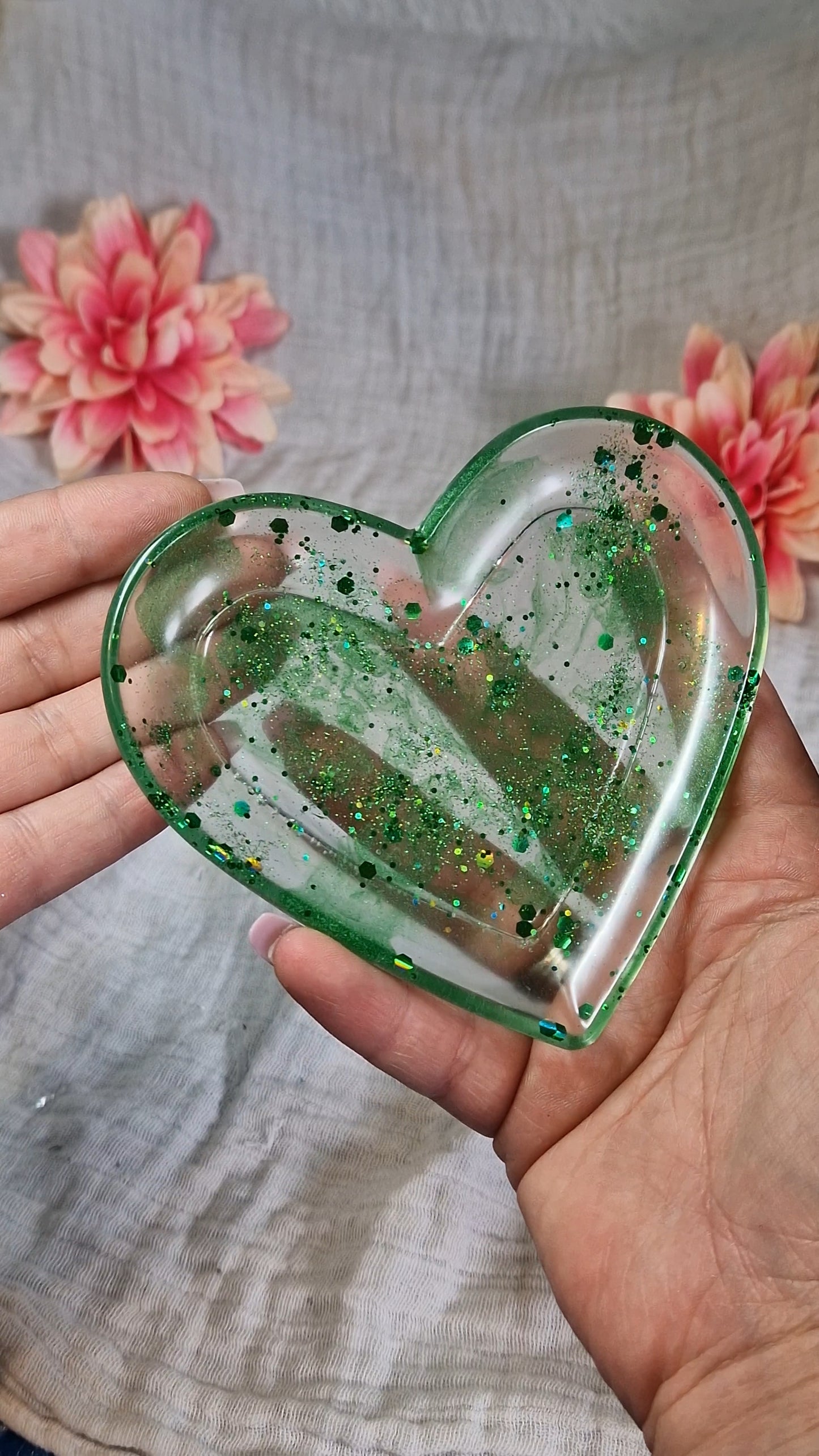 Kleine Herzschalen aus Resin versch. Farben