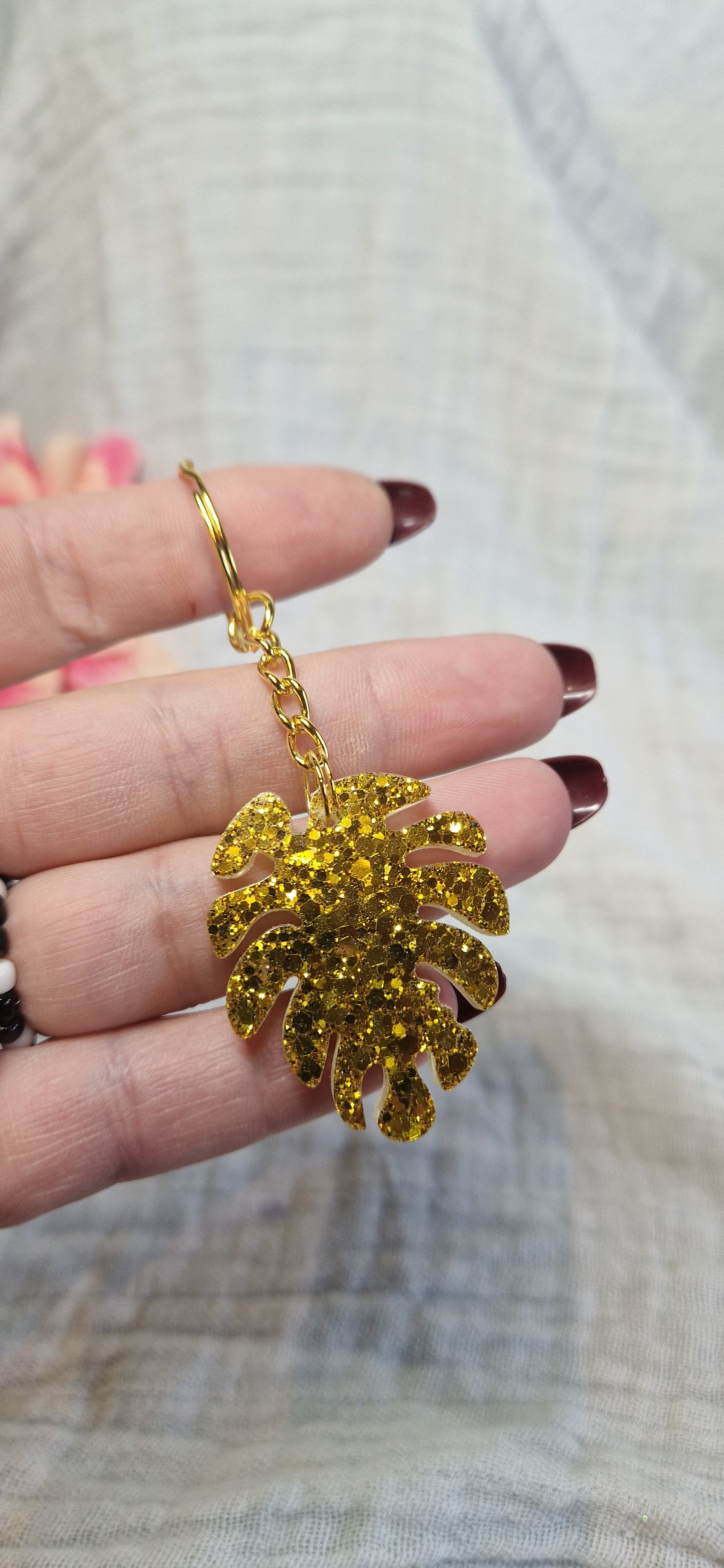 Schlüsselanhänger "Blatt" aus Resin in versch. Designs