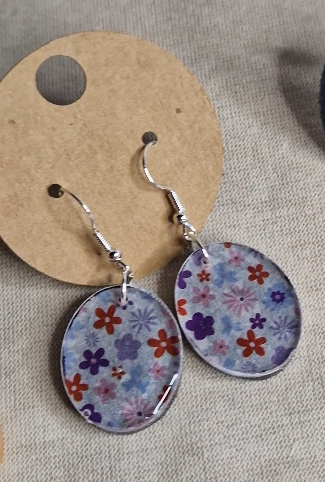 Ohrringe mit Motiv aus Epoxidharz