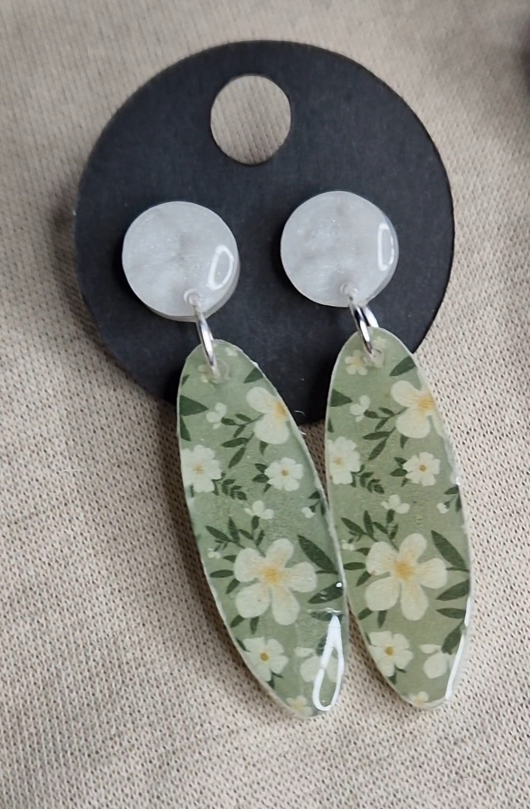 Ohrringe mit Motiv aus Epoxidharz