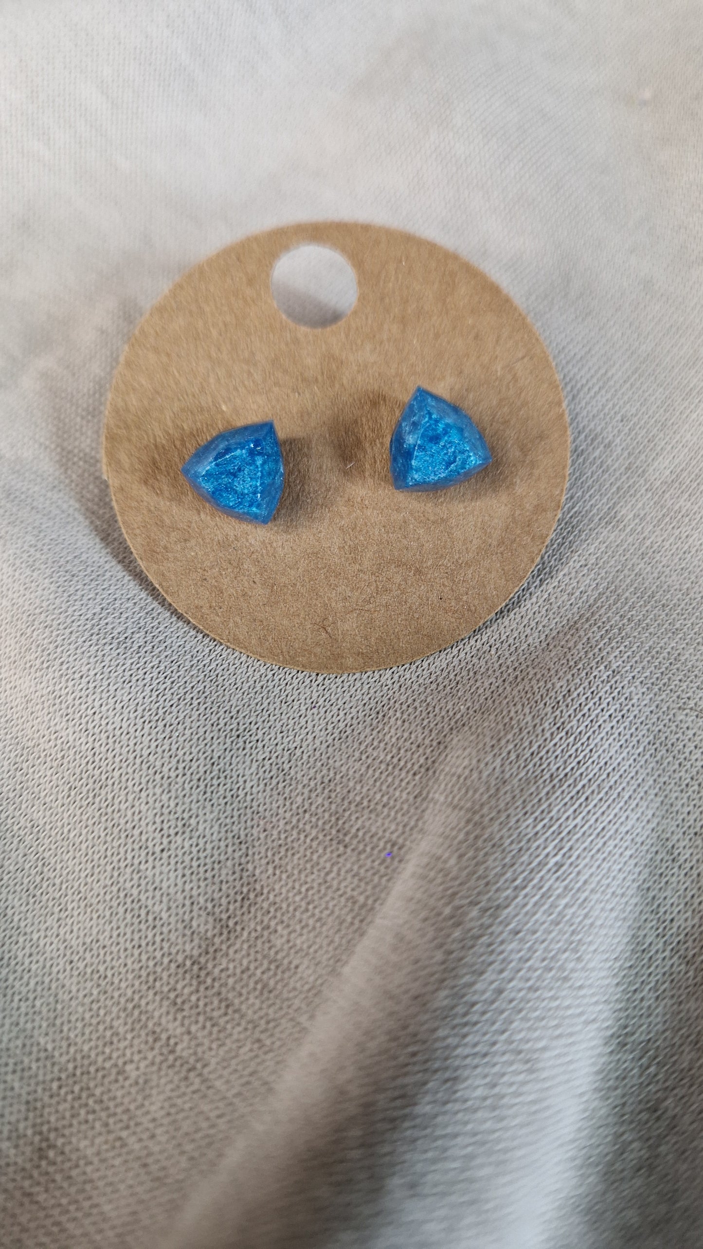Stecker Ohrringe aus Resin in versch. Design