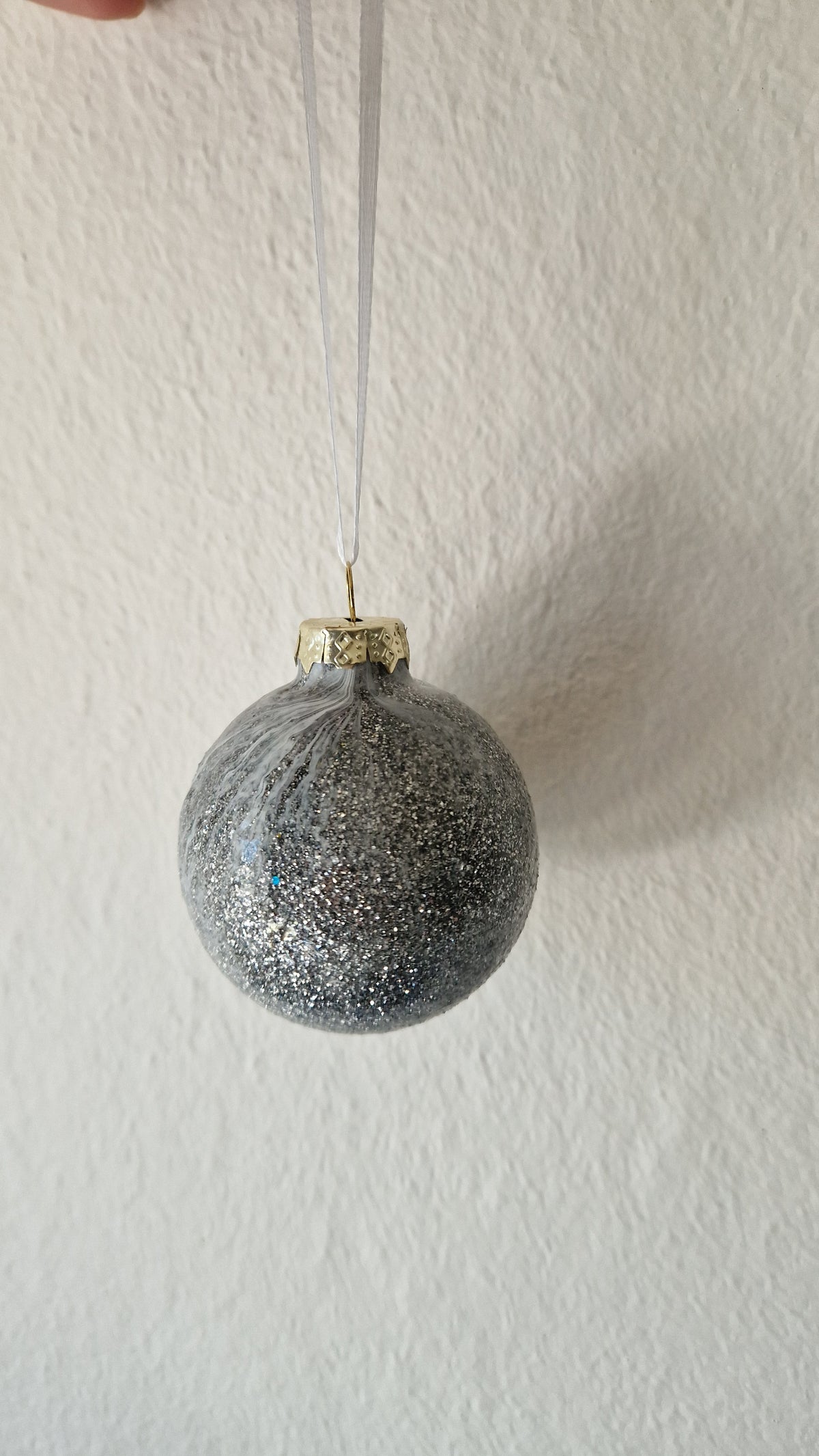 Personalisierte Weihnachtskugel aus Epoxidharz