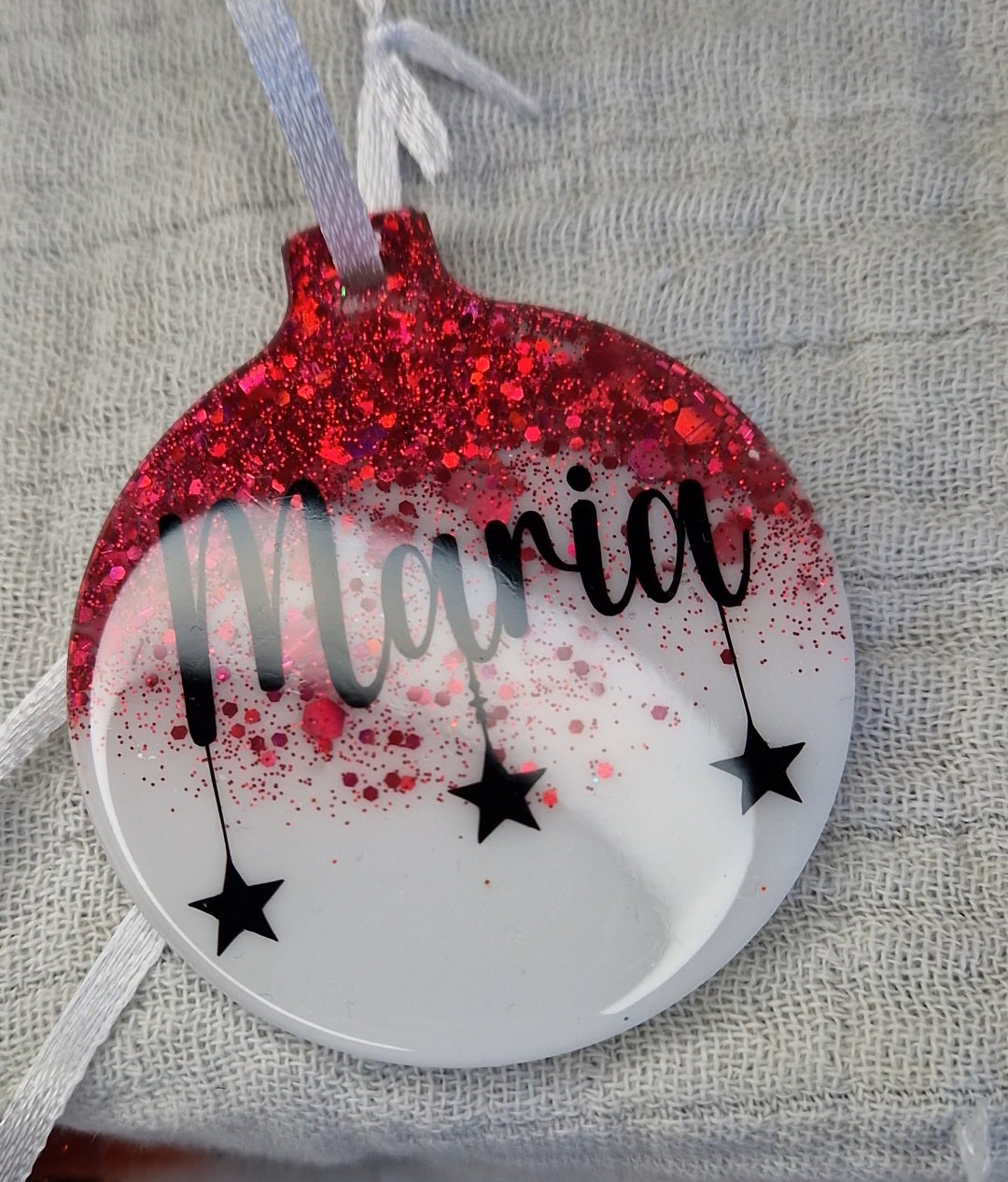 Personalisierte Baumschmuck aus Epoxidharz in Wunschfarbe