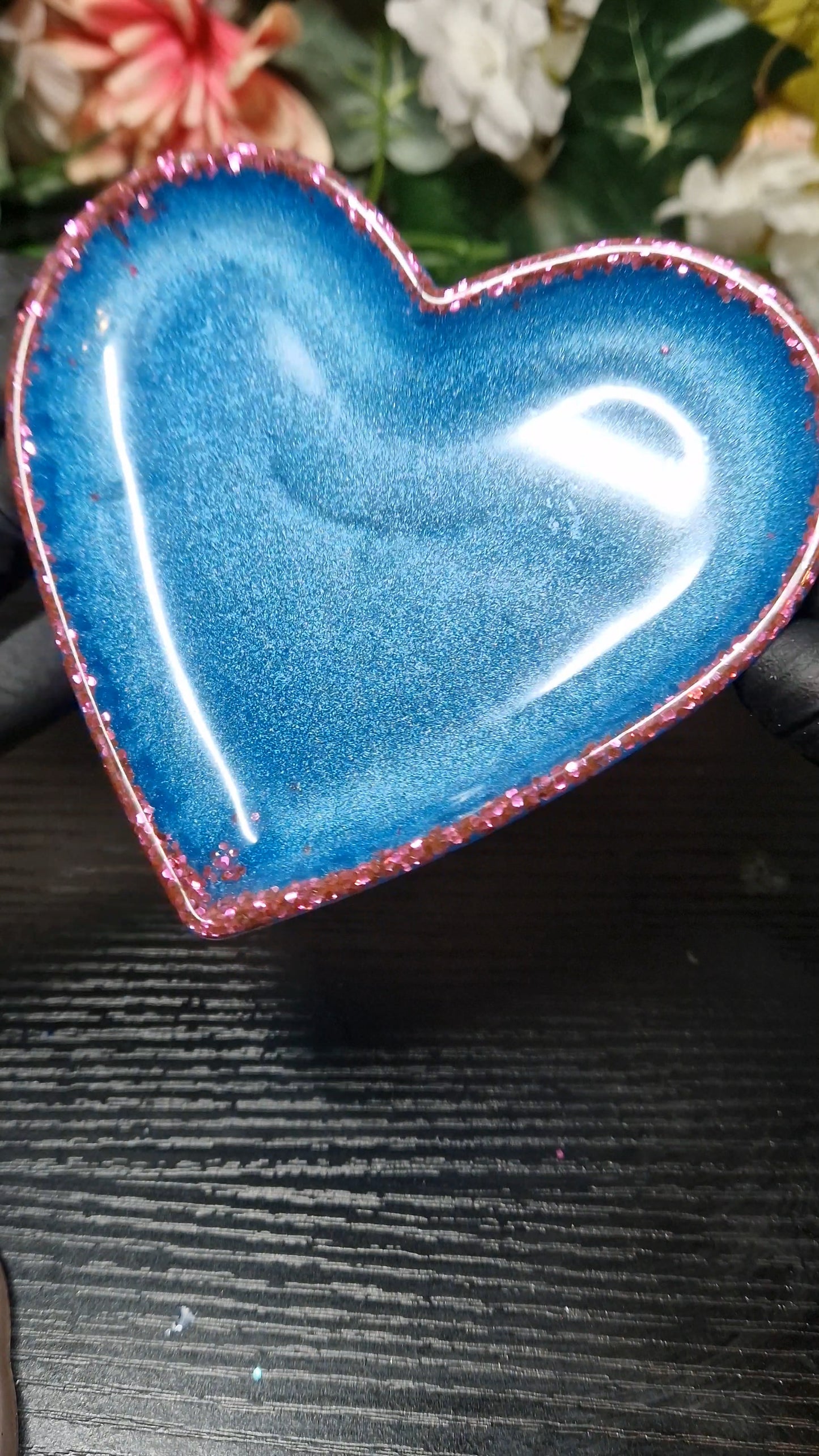 Kleine Herzschalen aus Resin versch. Farben